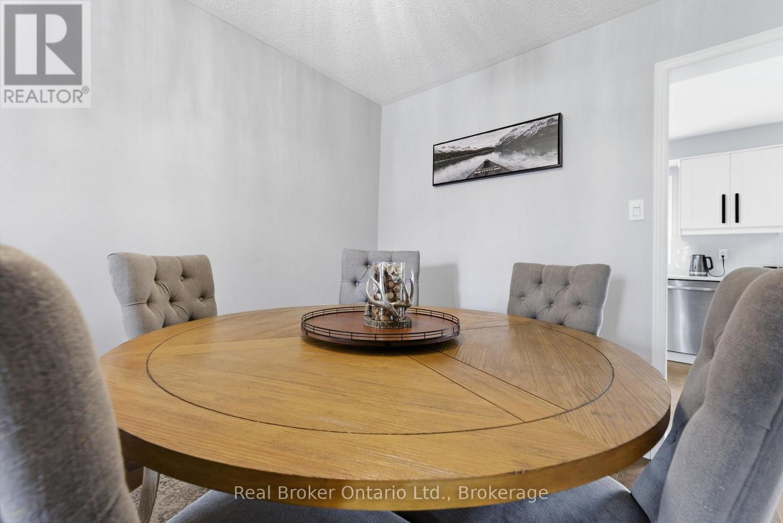 635 Amelia Crescent, Burlington, Ontario  L7L 6E6 - Photo 7 - W13034076