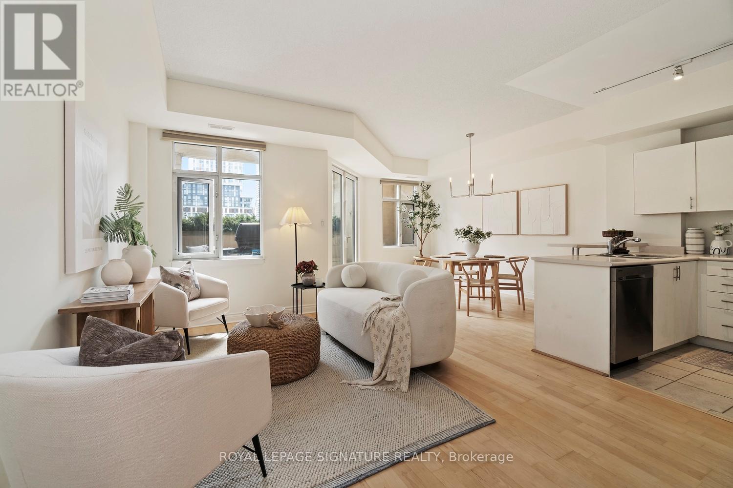 <div class="slider-price">$818,000</div><p>207 - 550 Front Street W, Toronto, Ontario</p>