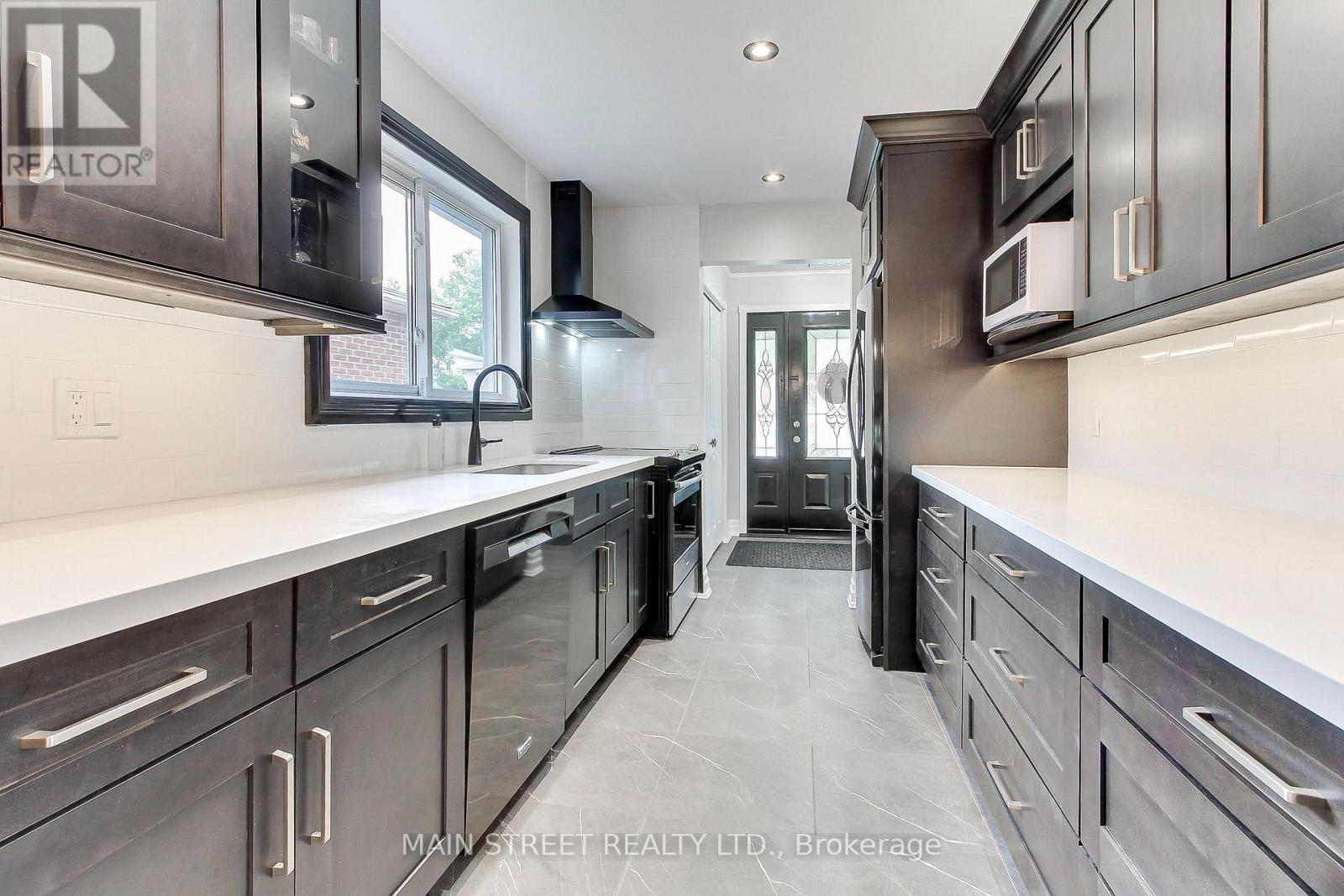 124 Lee Avenue, Bradford West Gwillimbury, Ontario  L3Z 1A9 - Photo 8 - N12687798