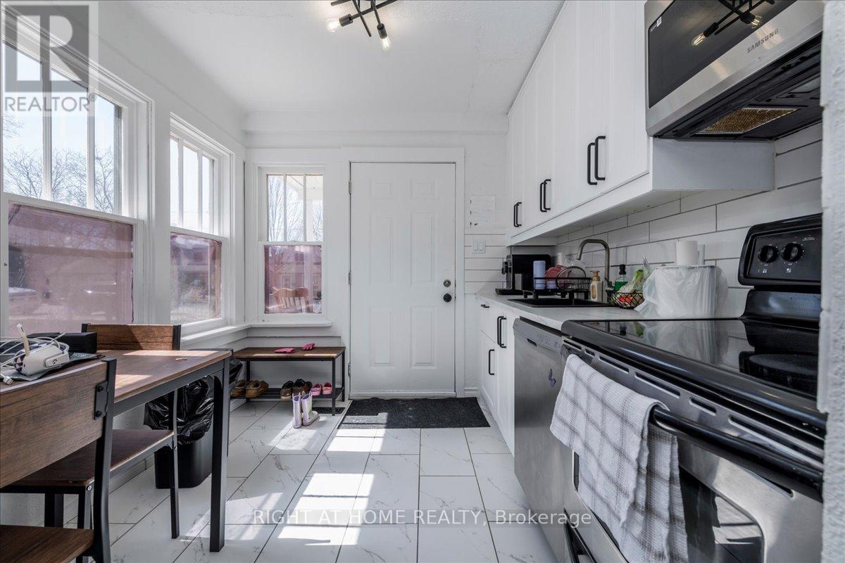 29 Peel Street, Barrie, Ontario  L4M 3K9 - Photo 2 - S13034188