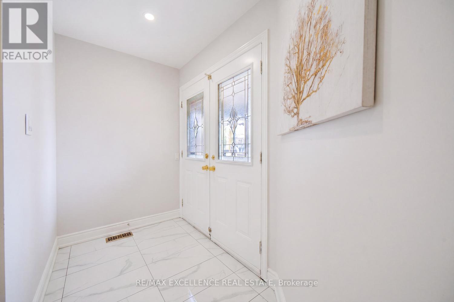 18 Manett Crescent, Brampton, Ontario  L6X 4X4 - Photo 4 - W13034062