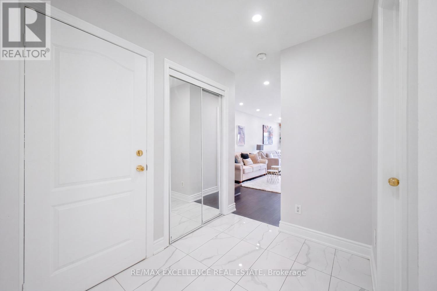 18 Manett Crescent, Brampton, Ontario  L6X 4X4 - Photo 5 - W13034062