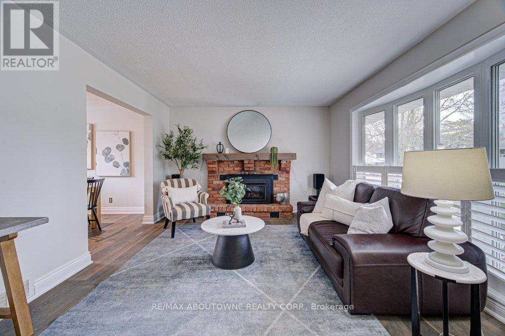 126 Otter Crescent, Oakville, Ontario  L6H 1E6 - Photo 2 - W13034070