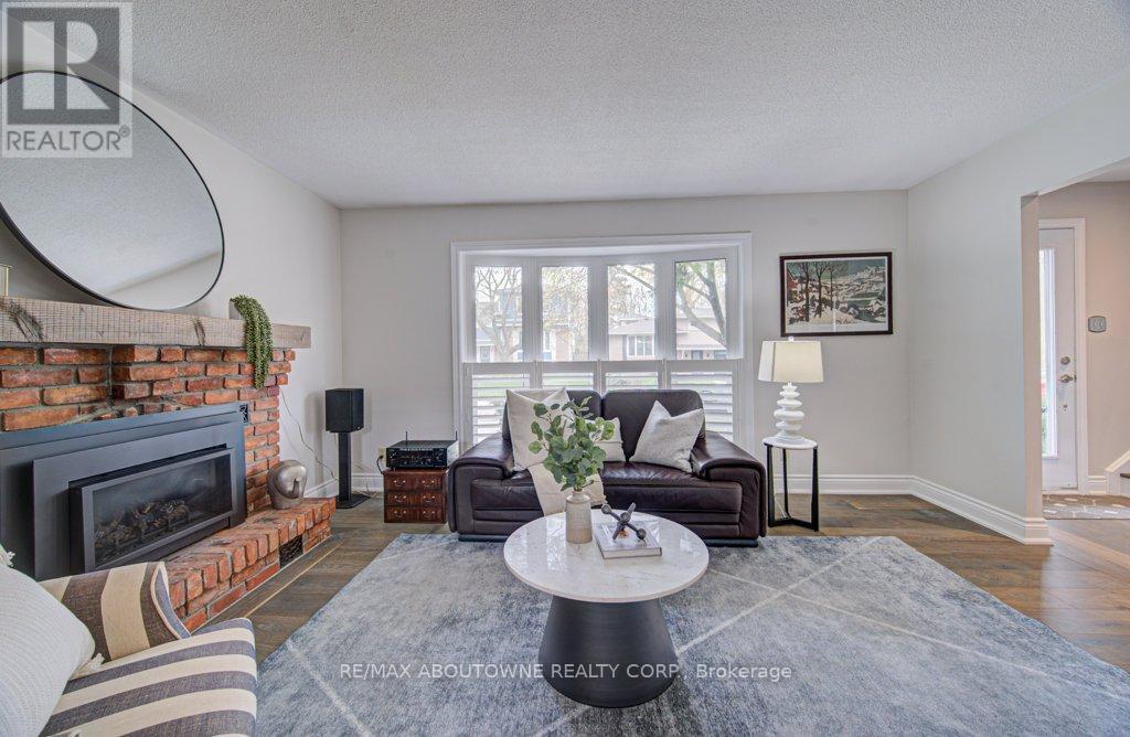 126 Otter Crescent, Oakville, Ontario  L6H 1E6 - Photo 3 - W13034070