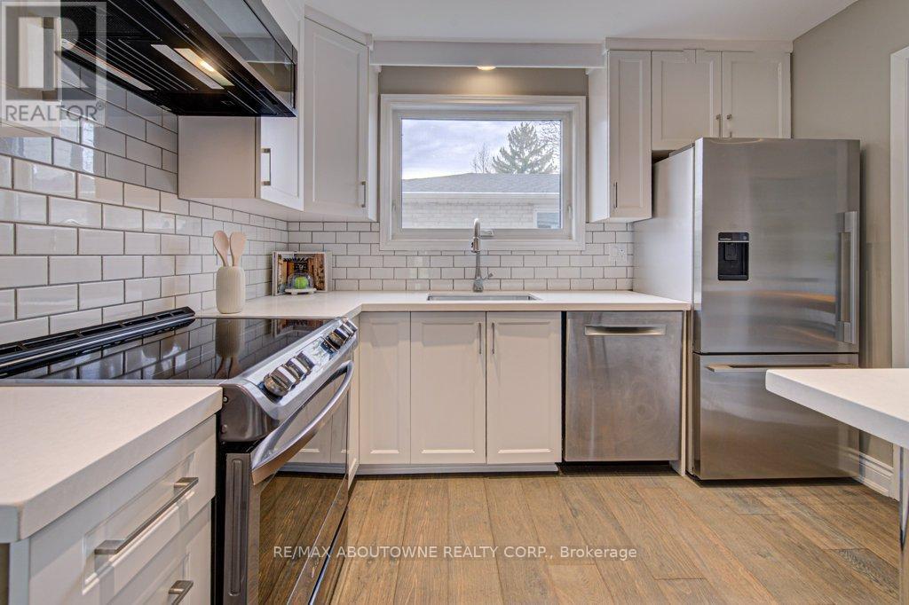 126 Otter Crescent, Oakville, Ontario  L6H 1E6 - Photo 4 - W13034070