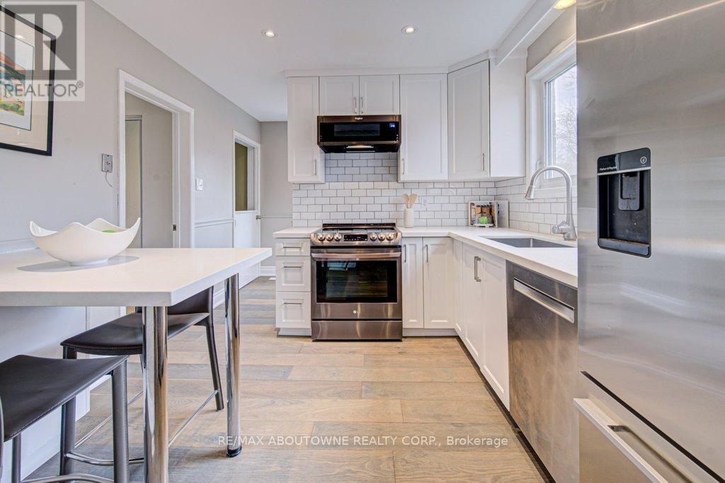 126 Otter Crescent, Oakville, Ontario  L6H 1E6 - Photo 5 - W13034070