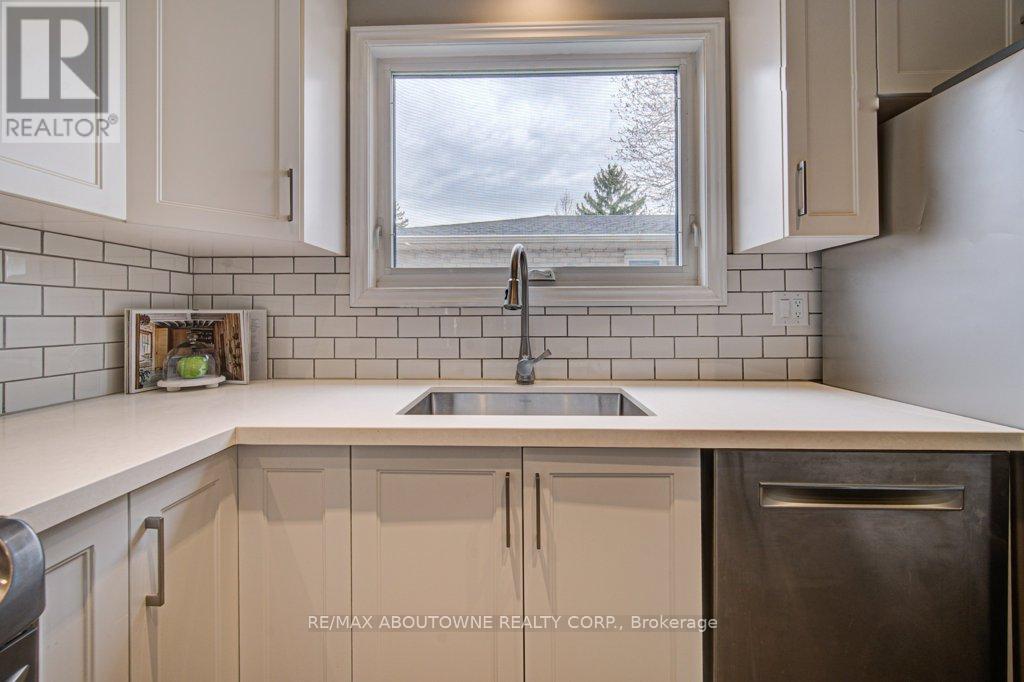 126 Otter Crescent, Oakville, Ontario  L6H 1E6 - Photo 6 - W13034070