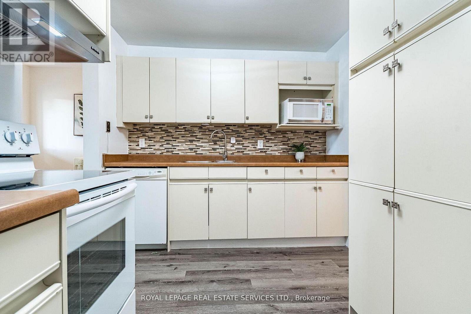 1107 Royal York Road, Toronto, Ontario  M8X 2G8 - Photo 7 - W13034146