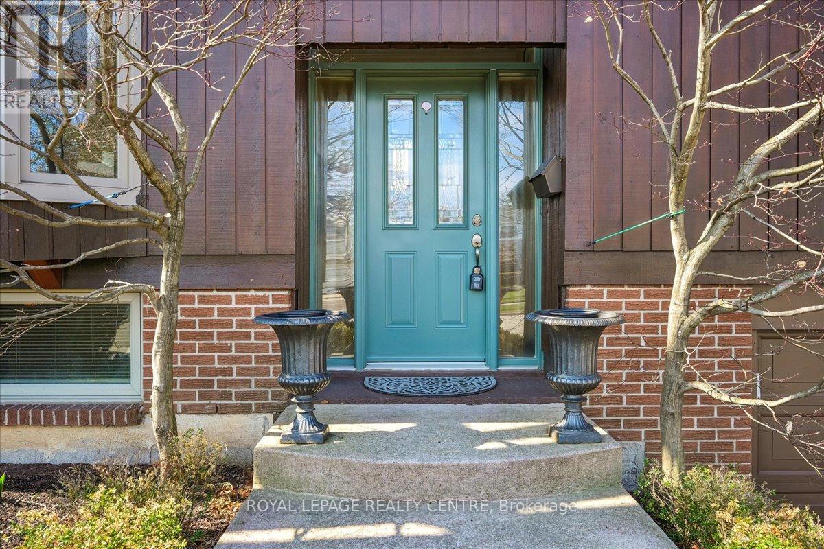 3232 Crosstree Court, Mississauga, Ontario  L5L 1G7 - Photo 5 - W13034162