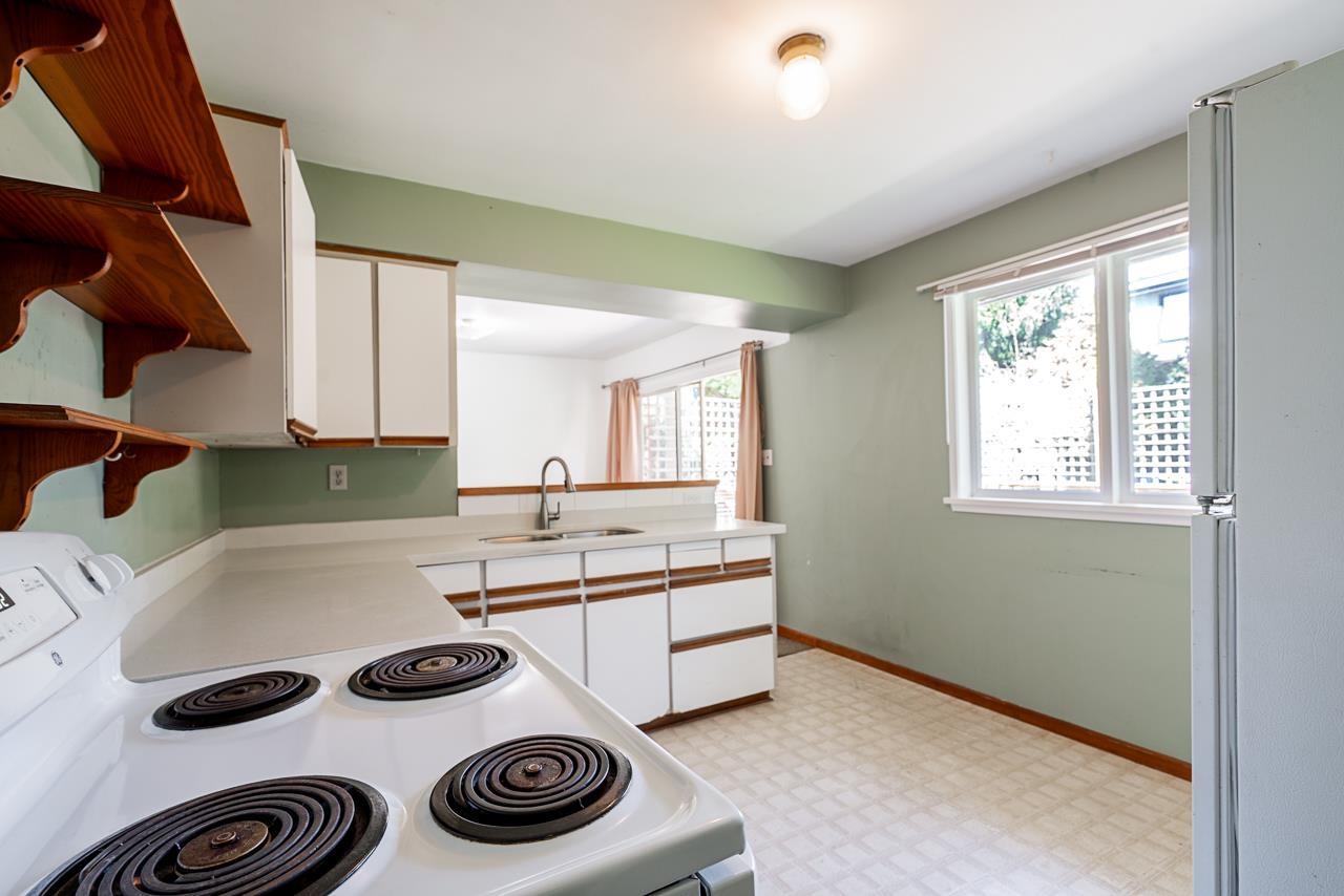 15405 Semiahmoo Avenue, White Rock, British Columbia  V4B 1T6 - Photo 5 - R3112222