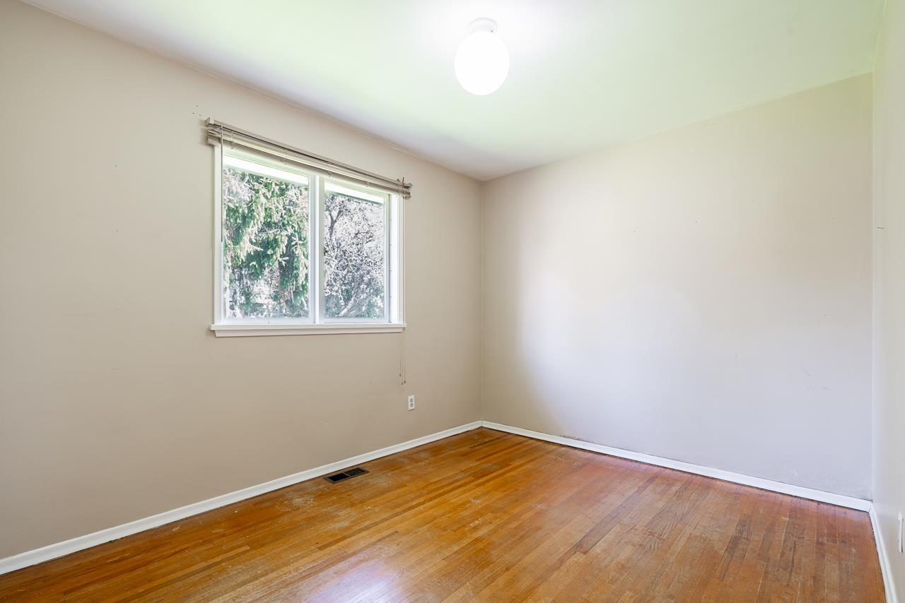 15405 Semiahmoo Avenue, White Rock, British Columbia  V4B 1T6 - Photo 11 - R3112222