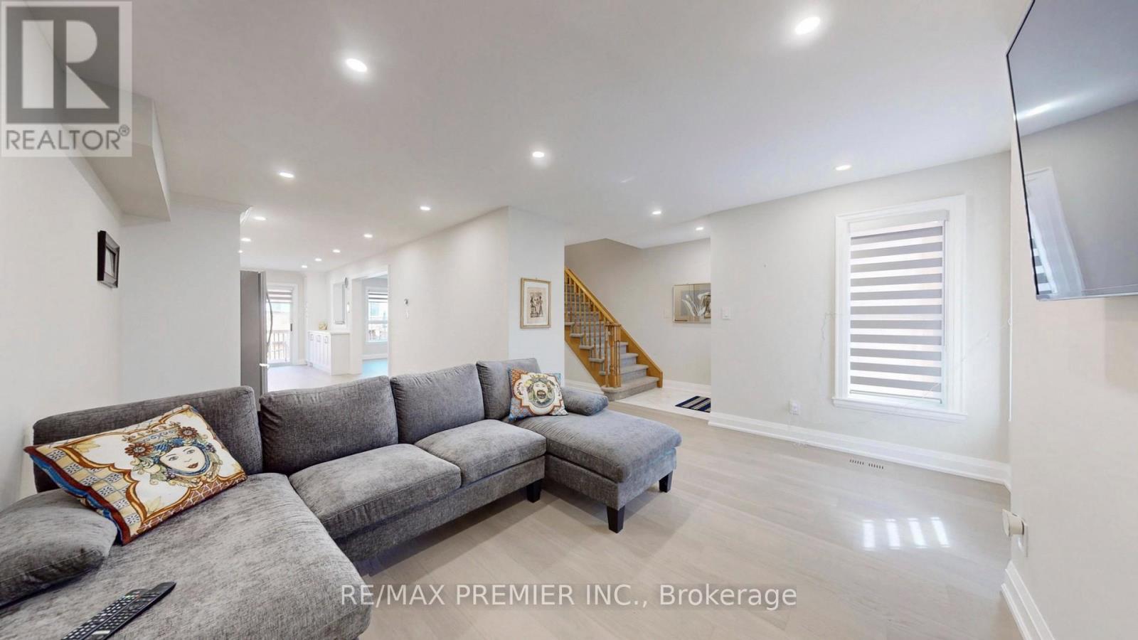 32 Weekes Drive, Ajax, Ontario  L1T 3T2 - Photo 5 - E13034702