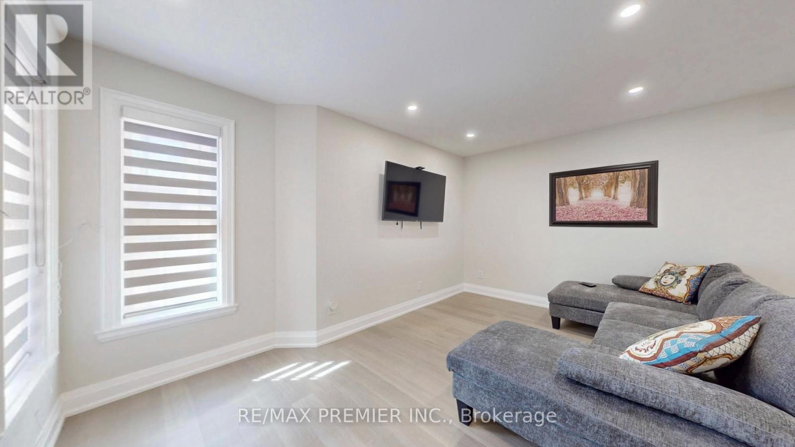 32 Weekes Drive, Ajax, Ontario  L1T 3T2 - Photo 7 - E13034702