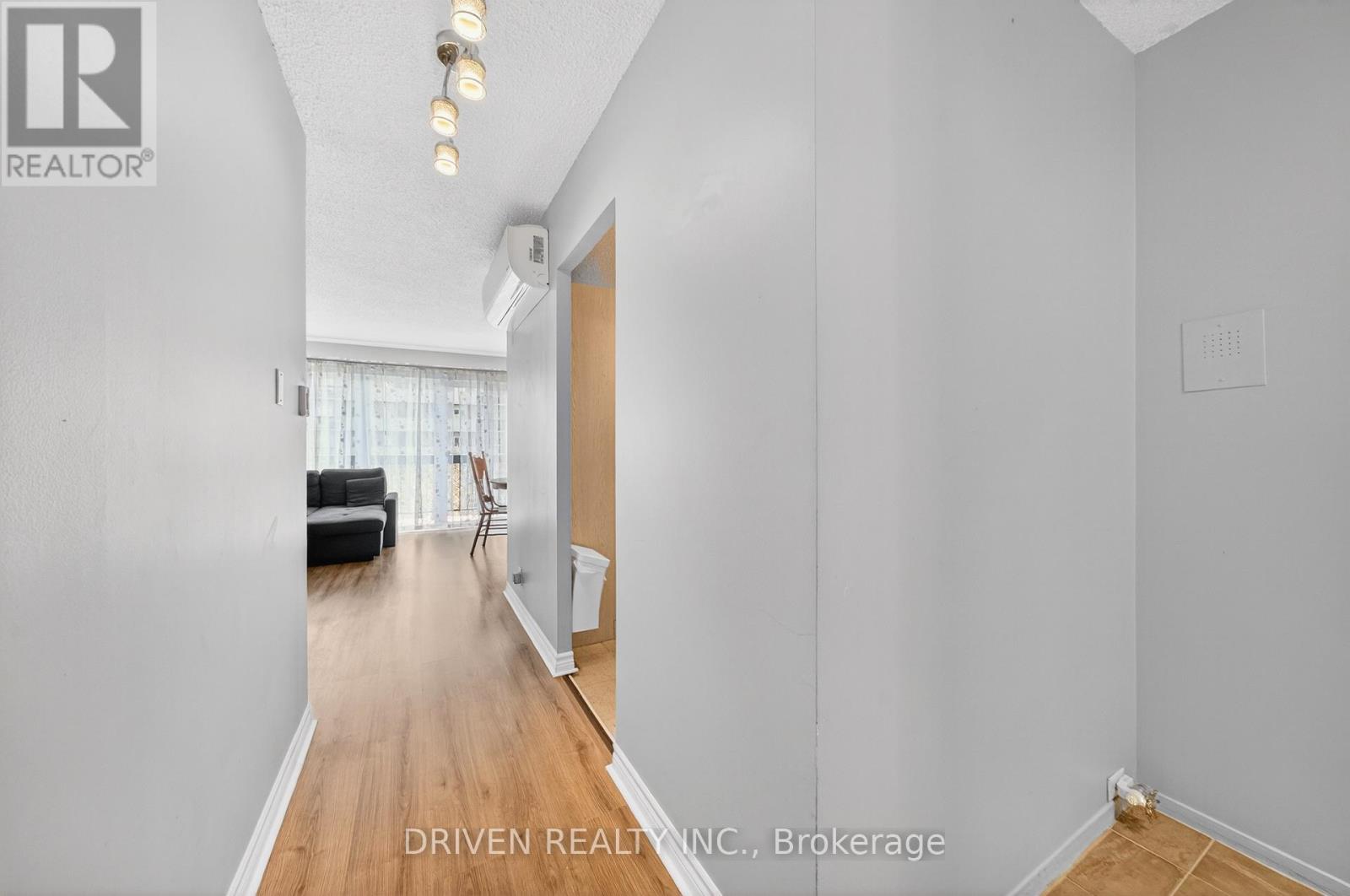 404 - 158 A Mcarthur Avenue, Ottawa, Ontario  K1L 7E7 - Photo 3 - X12936964