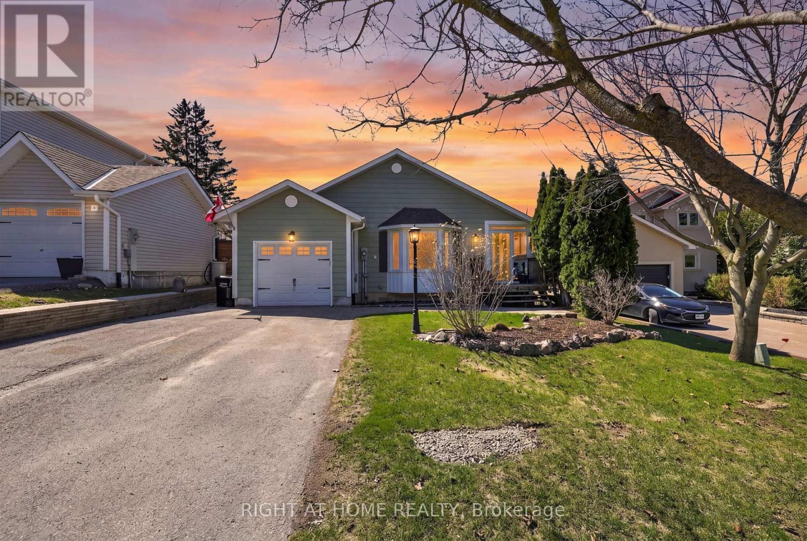 12 ELIZABETH STREET, Barrie, Ontario