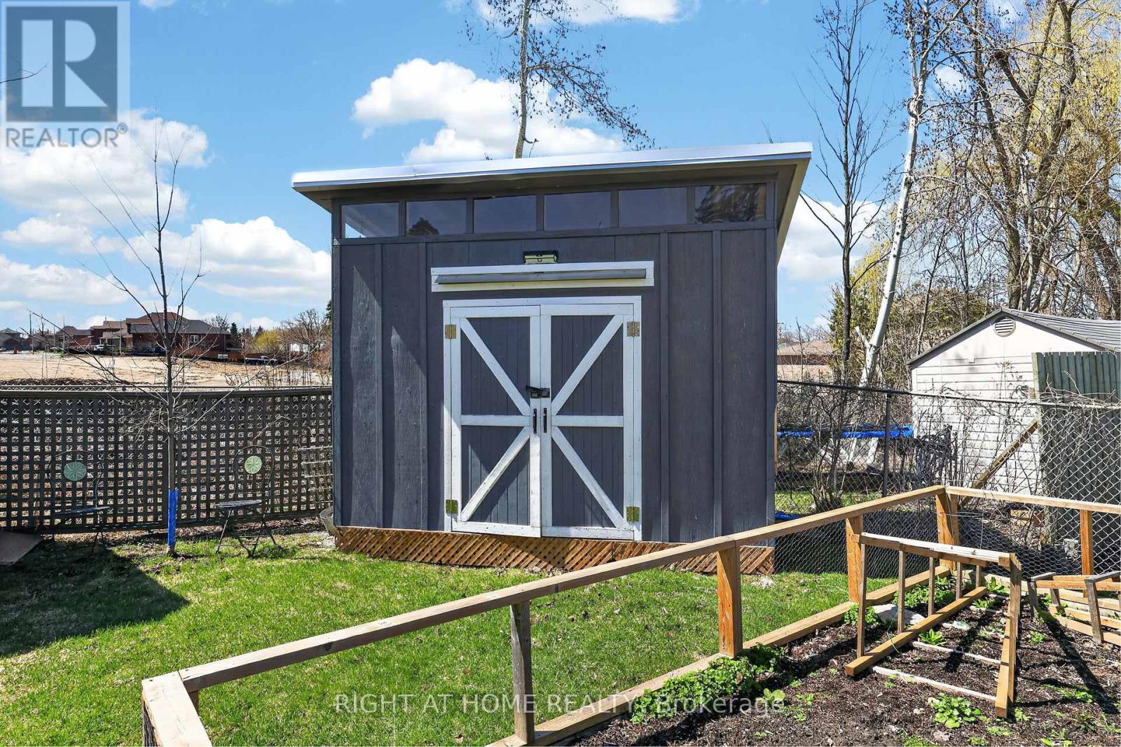 12 Elizabeth Street, Barrie, Ontario  L4N 6L8 - Photo 16 - S13034566