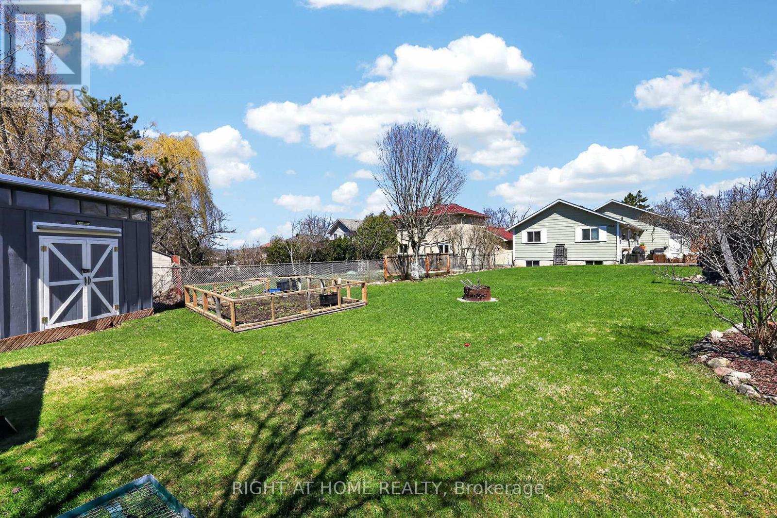 12 Elizabeth Street, Barrie, Ontario  L4N 6L8 - Photo 18 - S13034566