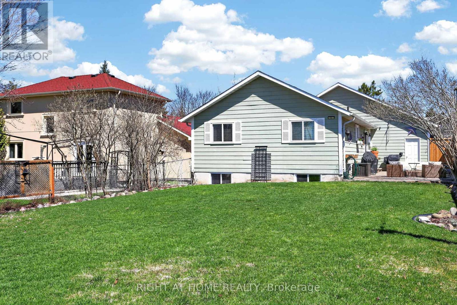 12 Elizabeth Street, Barrie, Ontario  L4N 6L8 - Photo 19 - S13034566