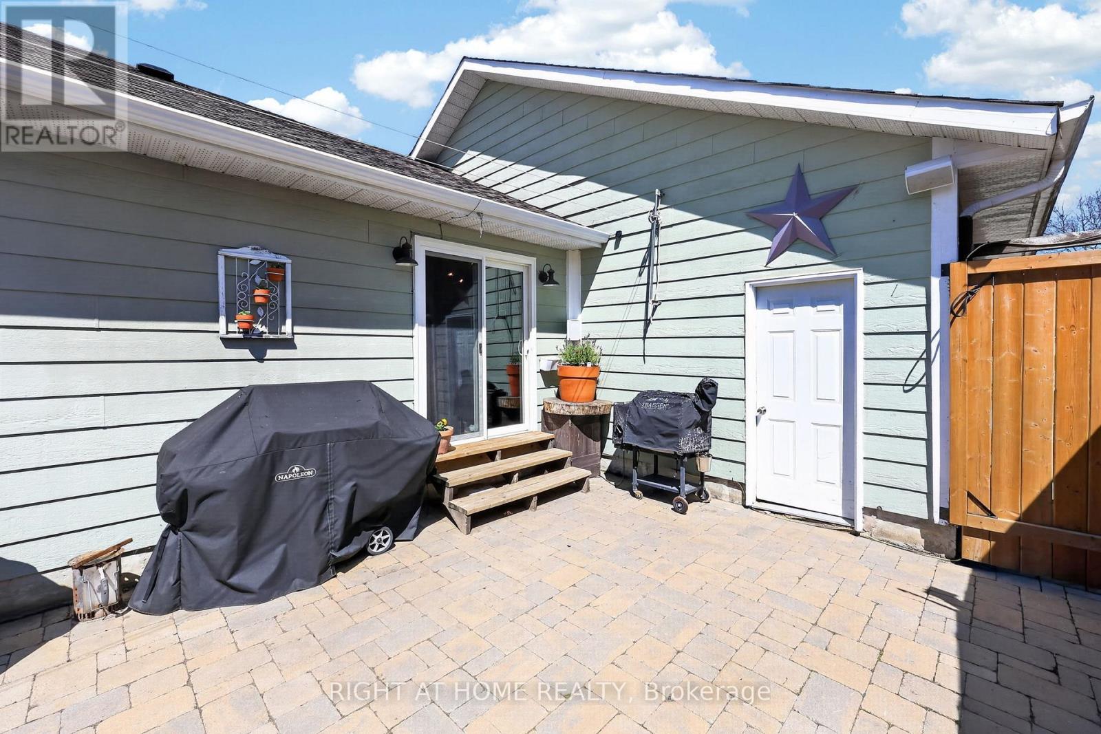 12 Elizabeth Street, Barrie, Ontario  L4N 6L8 - Photo 24 - S13034566