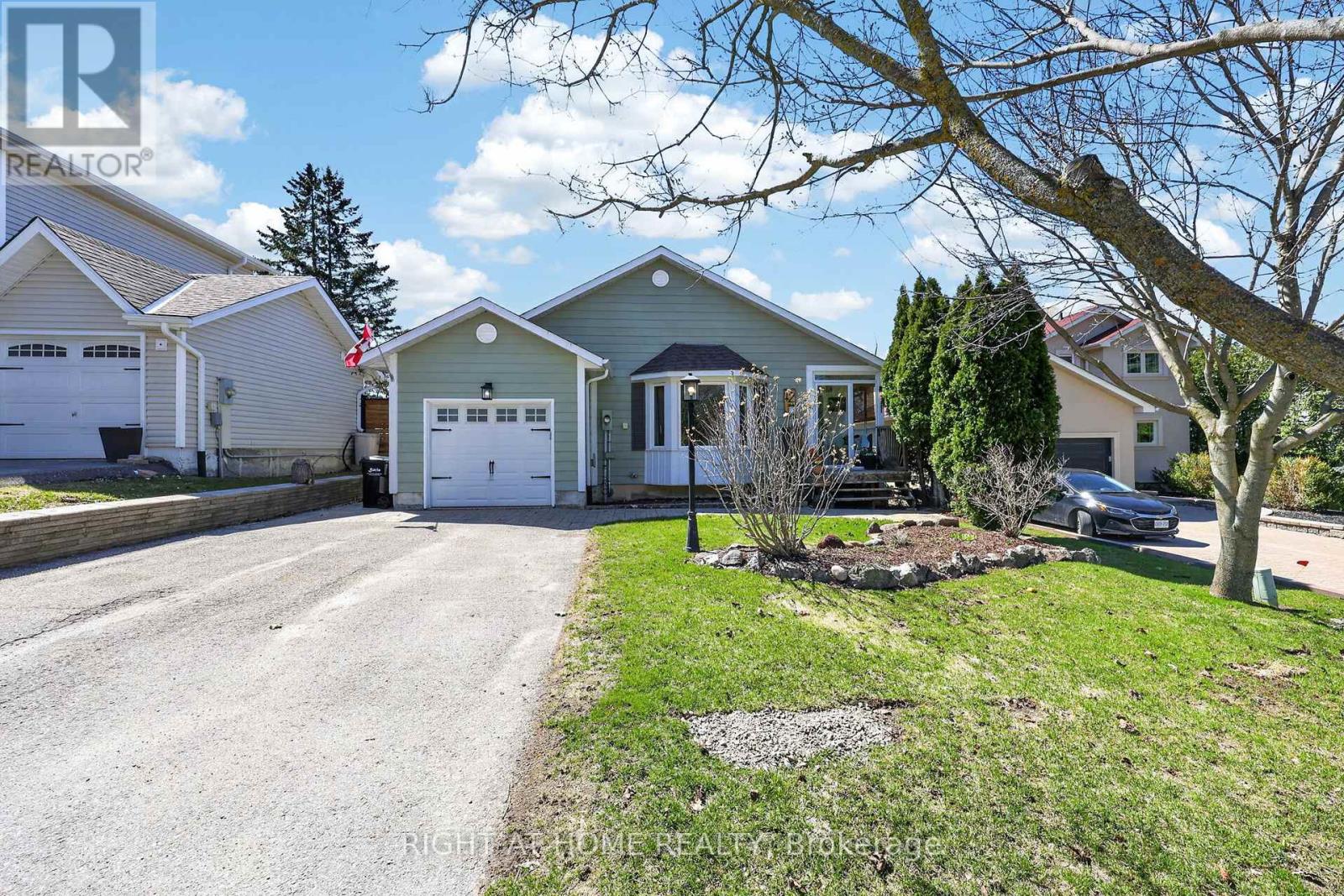 12 Elizabeth Street, Barrie, Ontario  L4N 6L8 - Photo 3 - S13034566