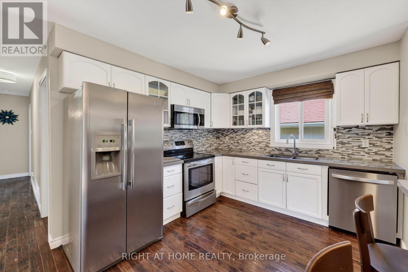 12 Elizabeth Street, Barrie, Ontario  L4N 6L8 - Photo 5 - S13034566