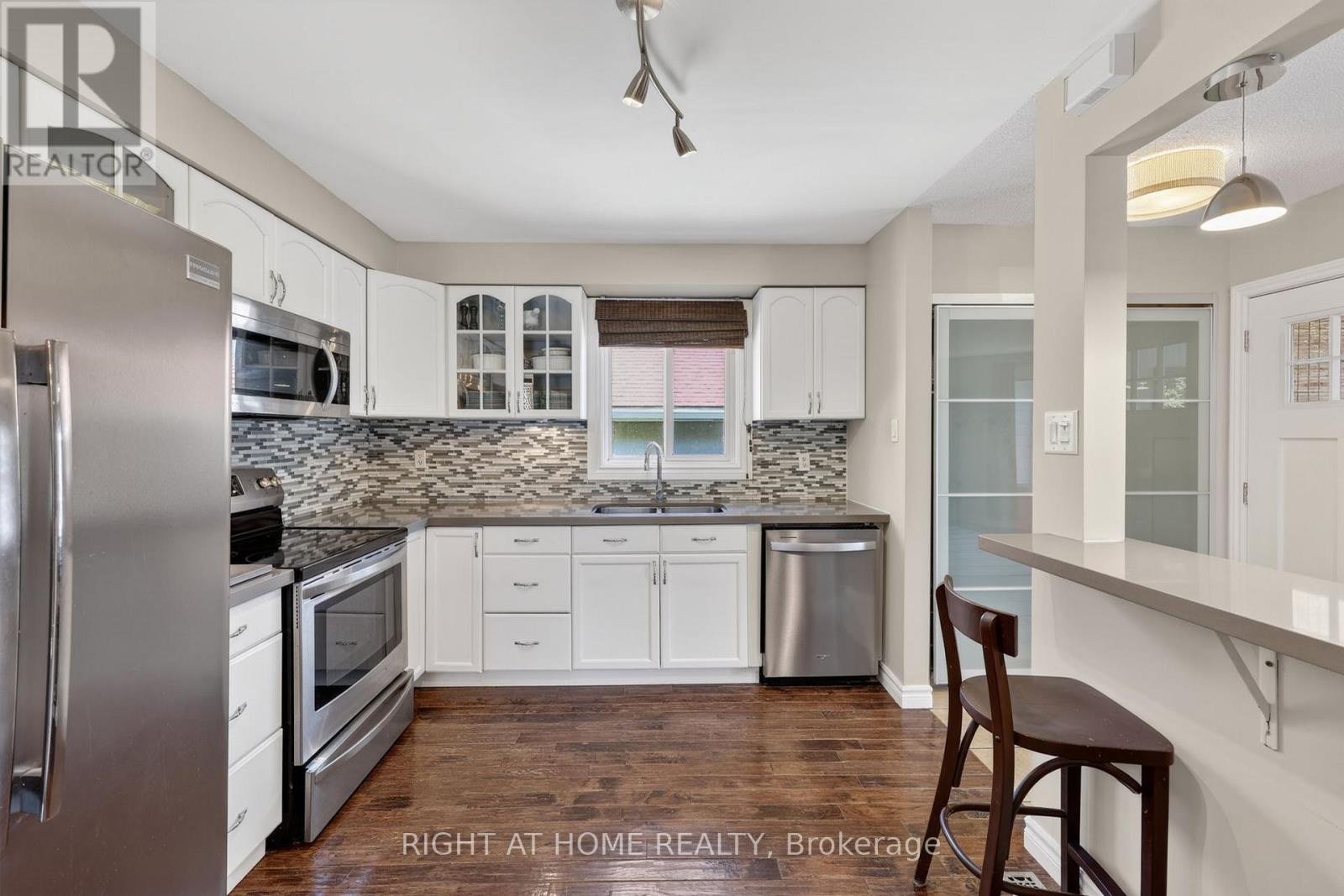 12 Elizabeth Street, Barrie, Ontario  L4N 6L8 - Photo 6 - S13034566