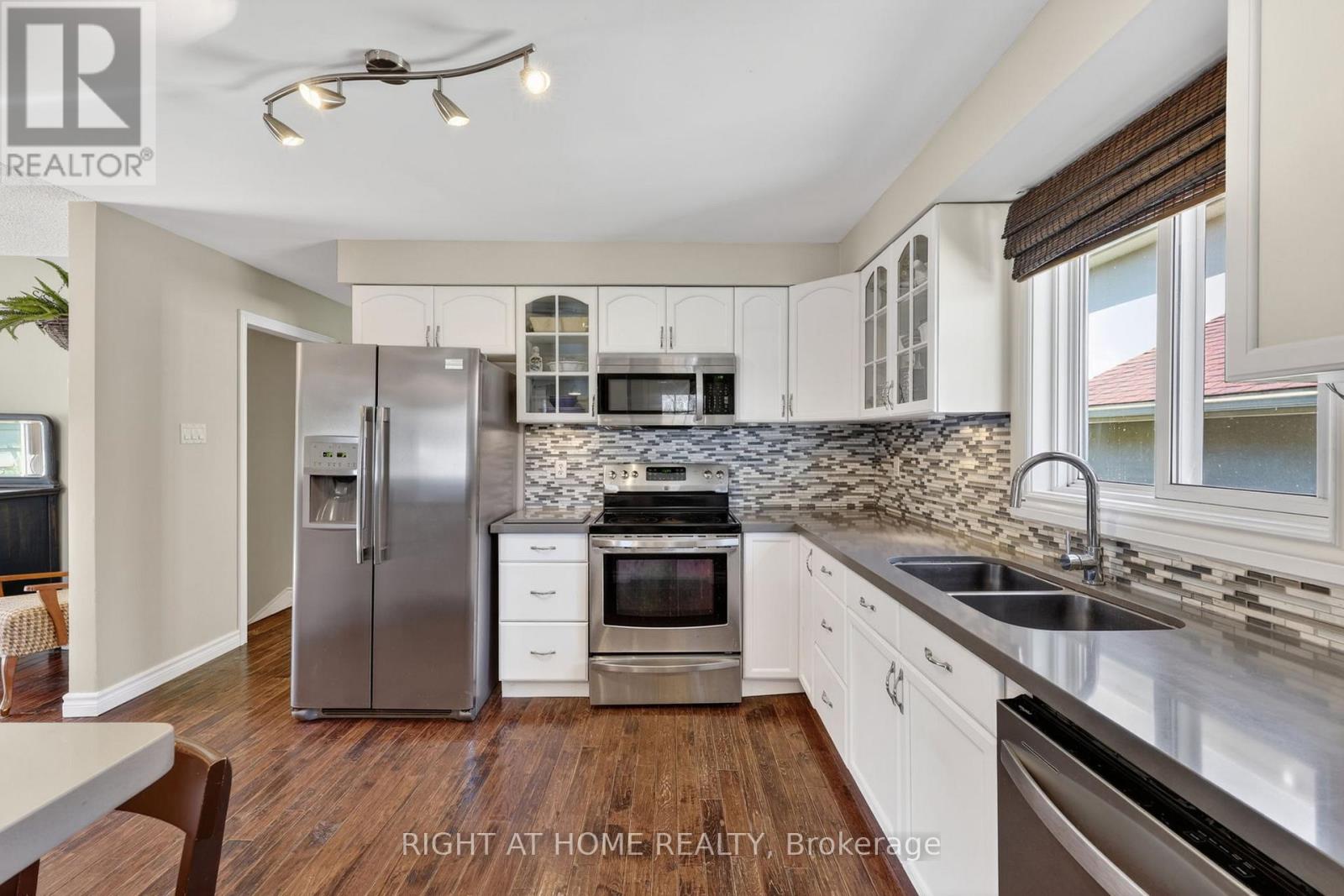 12 Elizabeth Street, Barrie, Ontario  L4N 6L8 - Photo 7 - S13034566