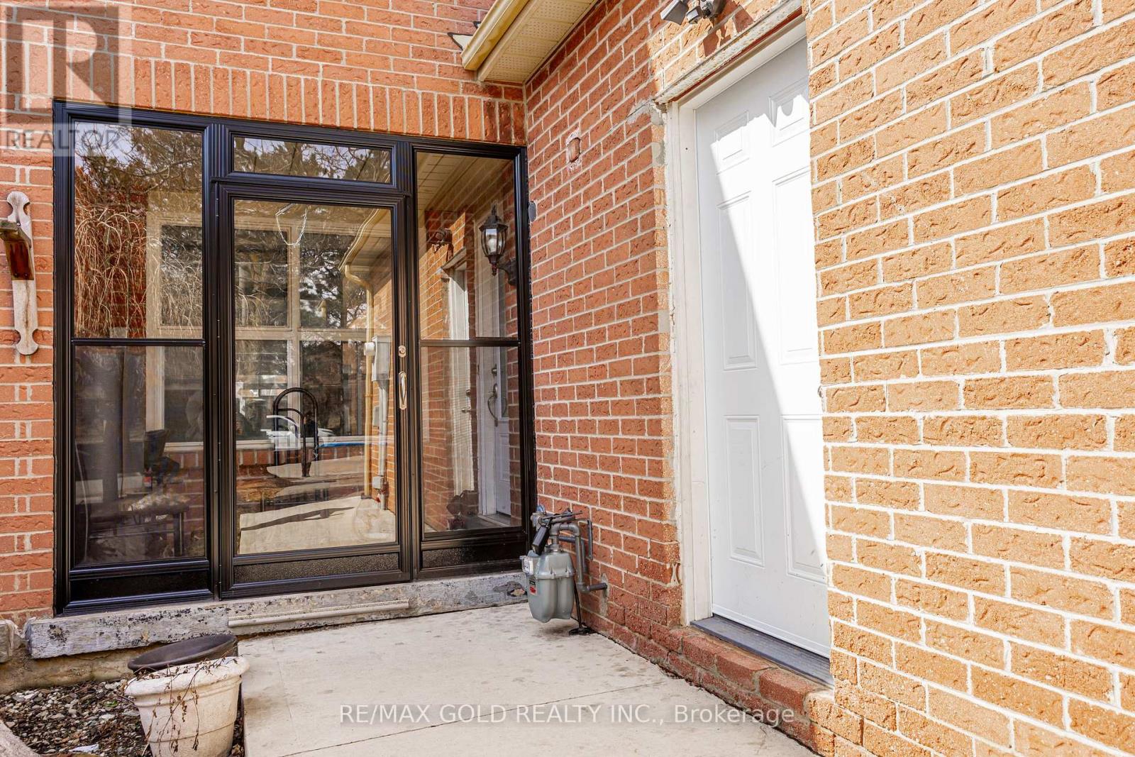 28 Silverstream Road, Brampton, Ontario  L6Z 3W5 - Photo 4 - W13034418