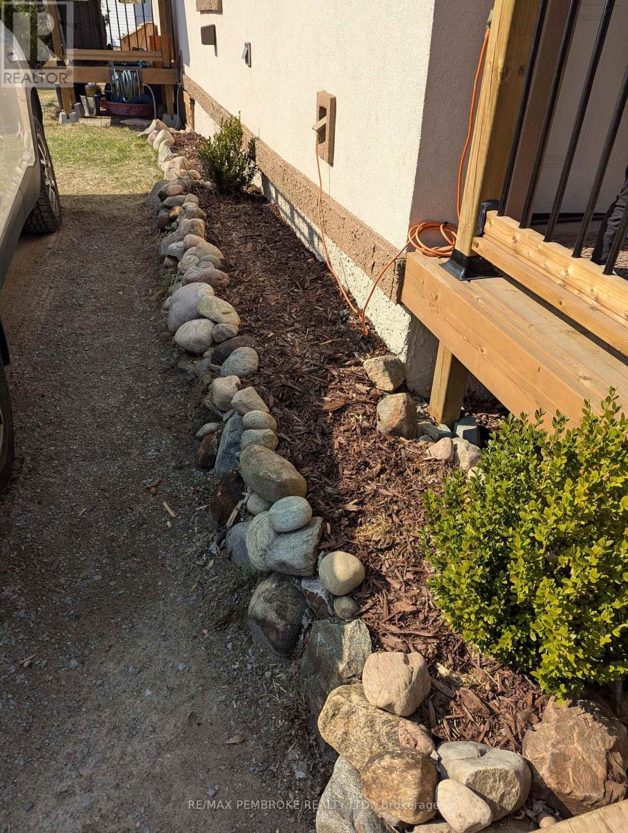 23 Pinehurst Estates, Petawawa, Ontario  K8H 2H2 - Photo 10 - X12926276