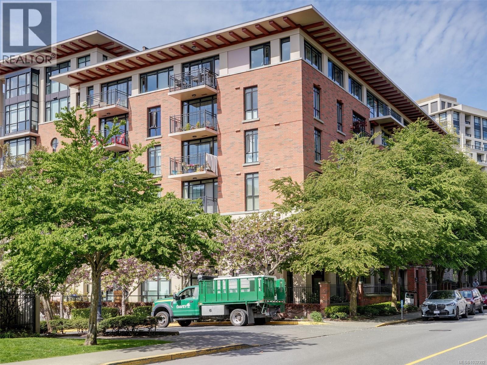 205 827 Fairfield Rd, Victoria, British Columbia  V8V 5B2 - Photo 2 - 1032392