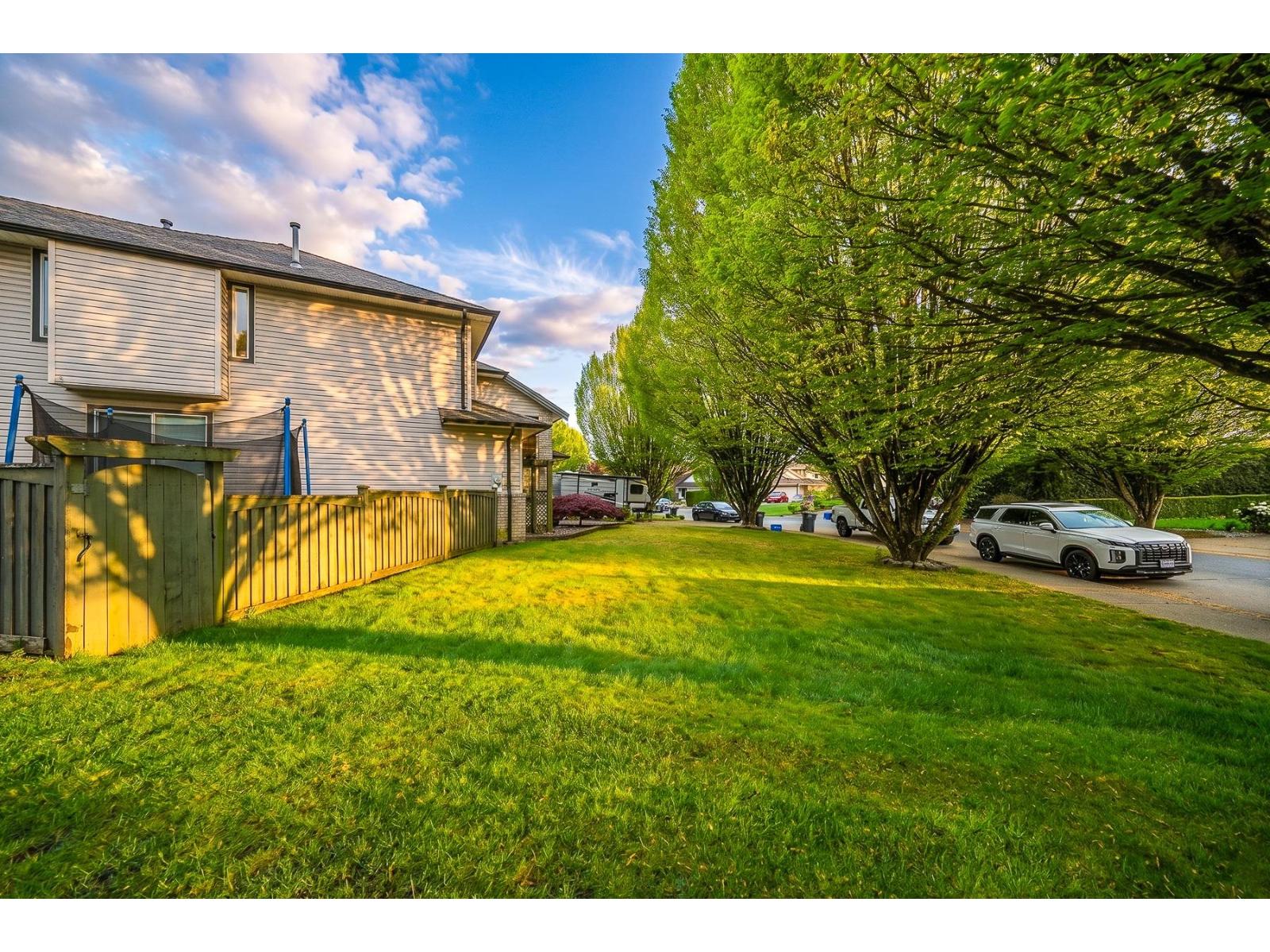 9256 203 Street, Langley, British Columbia  V1M 2M7 - Photo 2 - R3113258