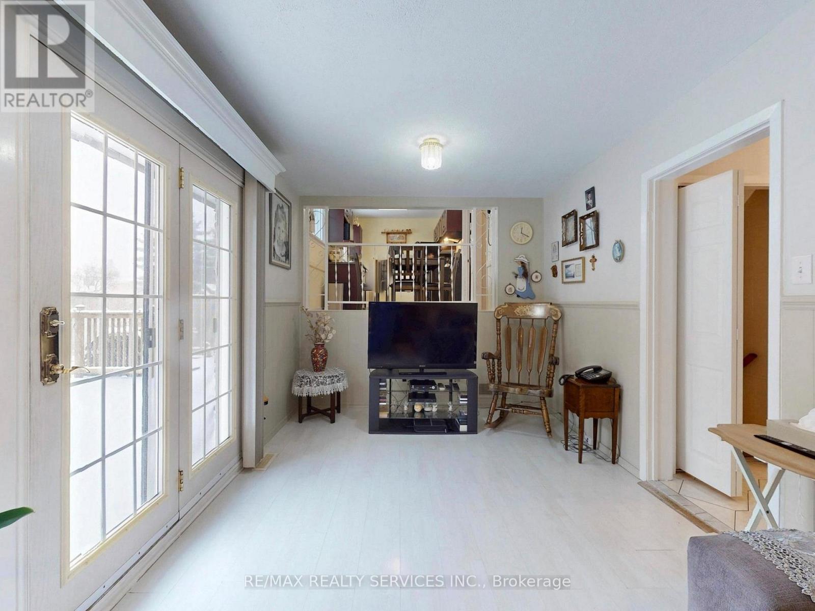 16 Grassington Crescent, Brampton, Ontario  L6S 1Z6 - Photo 9 - W12886772