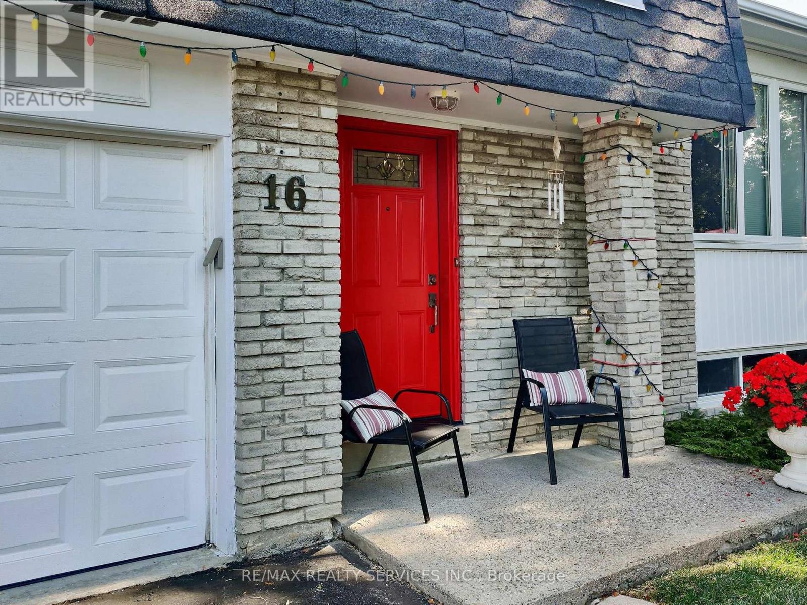 16 Grassington Crescent, Brampton, Ontario  L6S 1Z6 - Photo 4 - W12886772