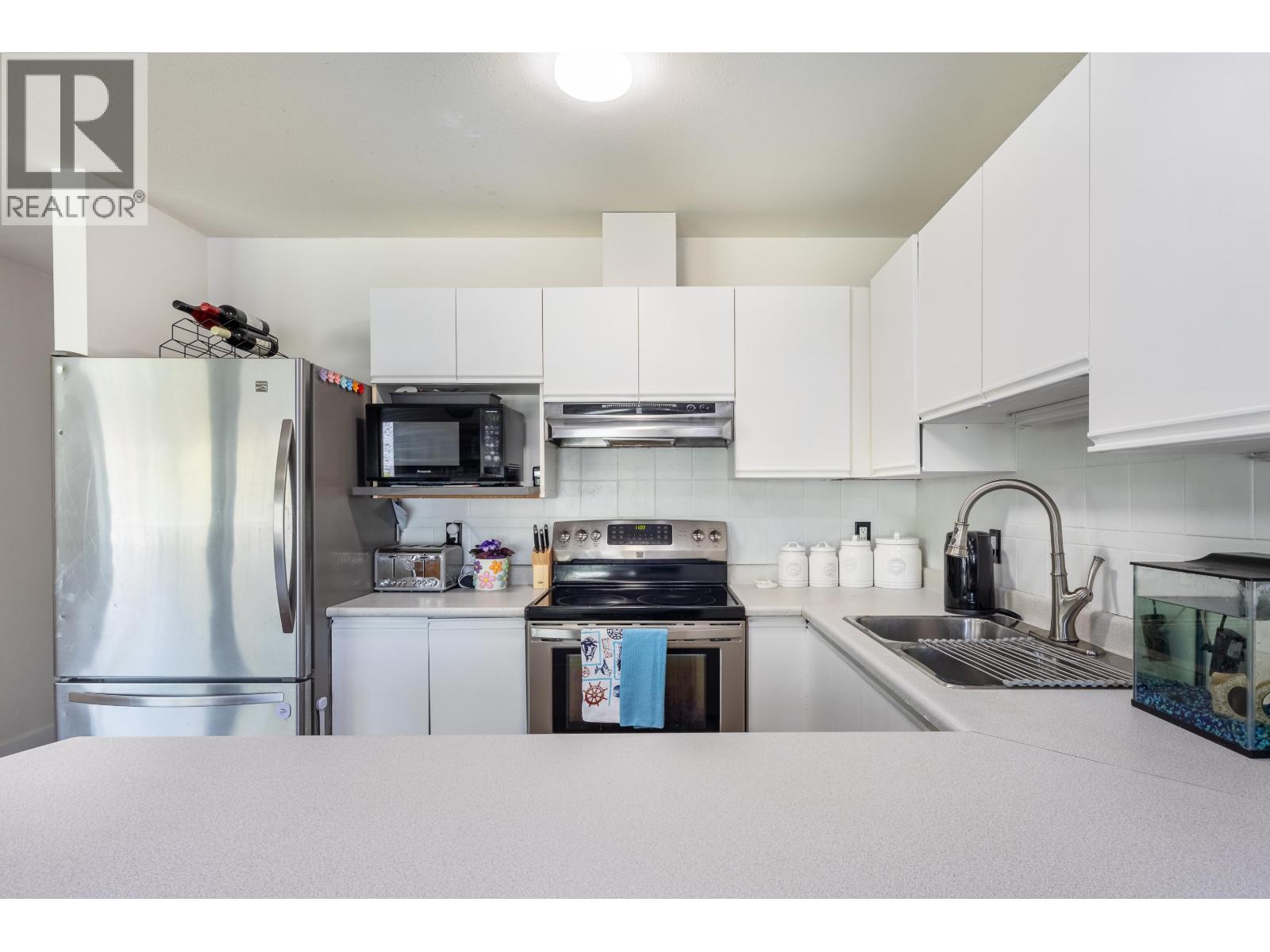 1 5706 Ebbtide Street, Sechelt, British Columbia  V7Z 0J4 - Photo 9 - R3115016