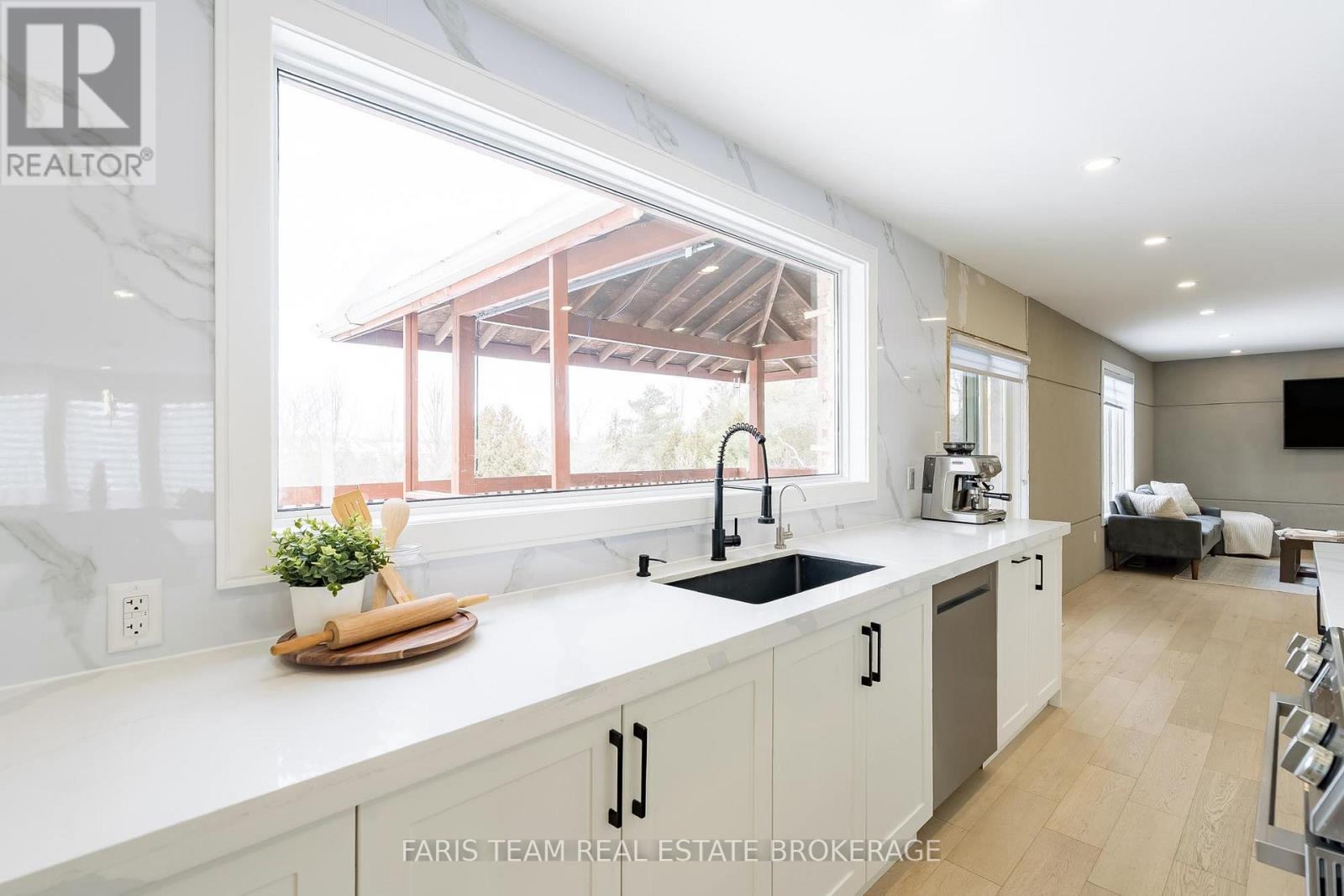 7 Golfview Boulevard, Bradford West Gwillimbury, Ontario  L3Z 2A6 - Photo 9 - N12768692