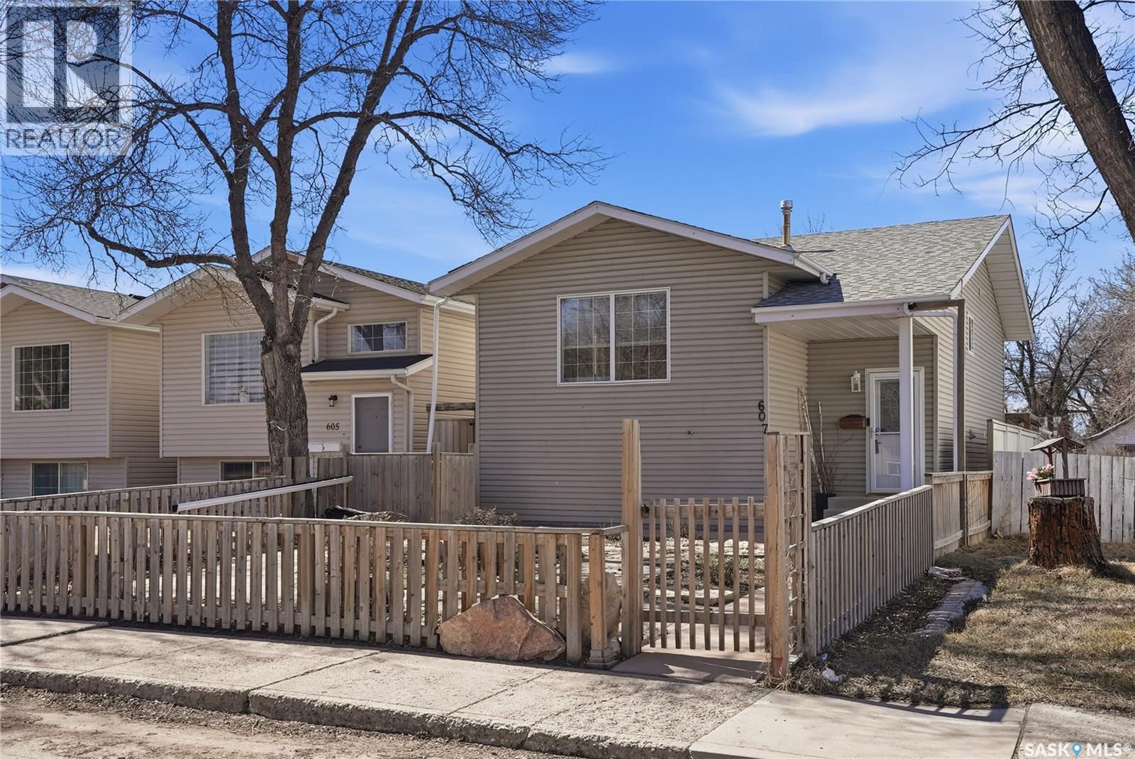 607 J Avenue N, Saskatoon, Saskatchewan  S7L 2K6 - Photo 2 - SK033516