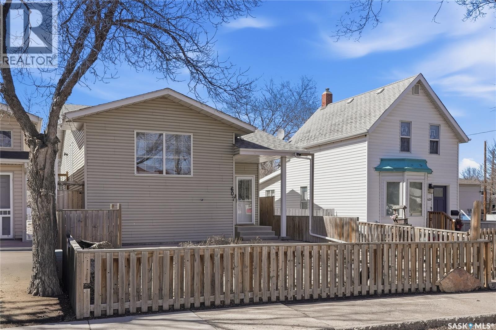 607 J Avenue N, Saskatoon, Saskatchewan  S7L 2K6 - Photo 3 - SK033516