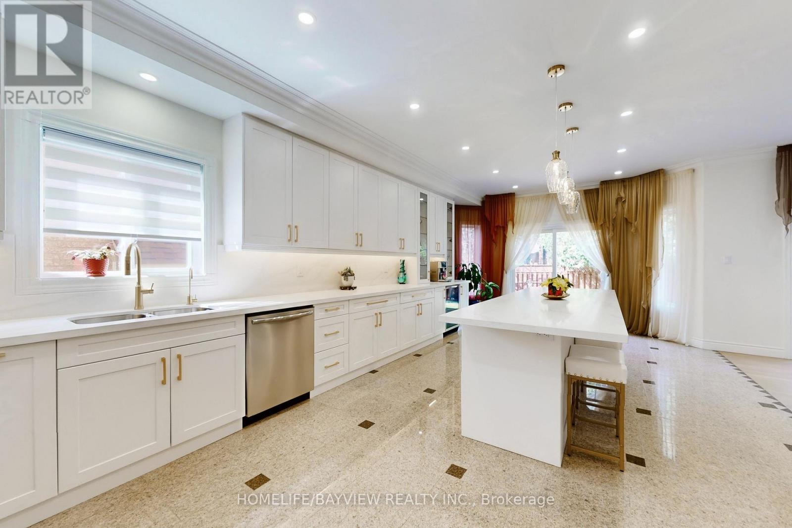 18 Marinucci Court, Richmond Hill, Ontario  L4C 0M3 - Photo 7 - N13034750