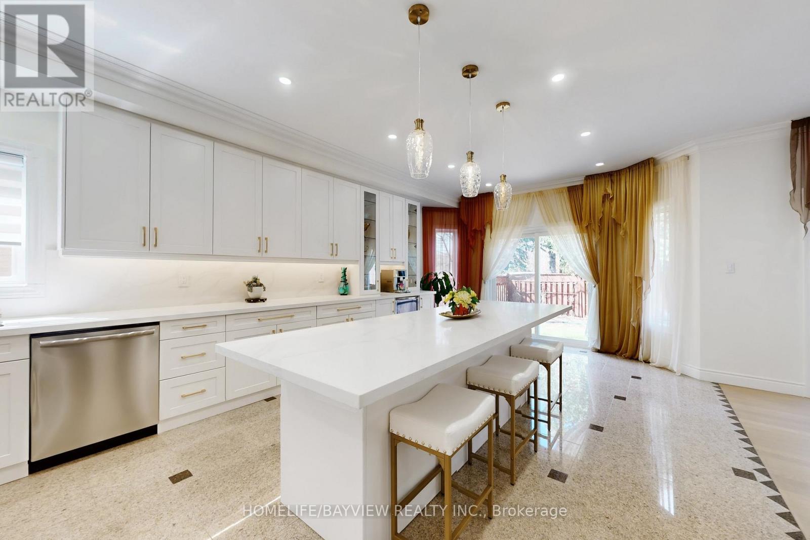 18 Marinucci Court, Richmond Hill, Ontario  L4C 0M3 - Photo 9 - N13034750