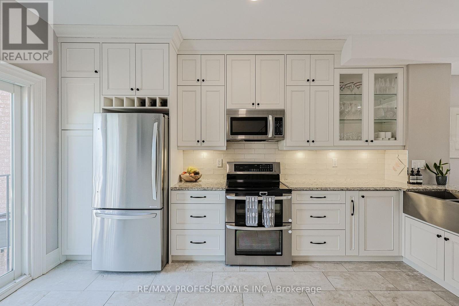 9b Harlton Crescent, Toronto, Ontario  M6M 1L2 - Photo 16 - W13034844