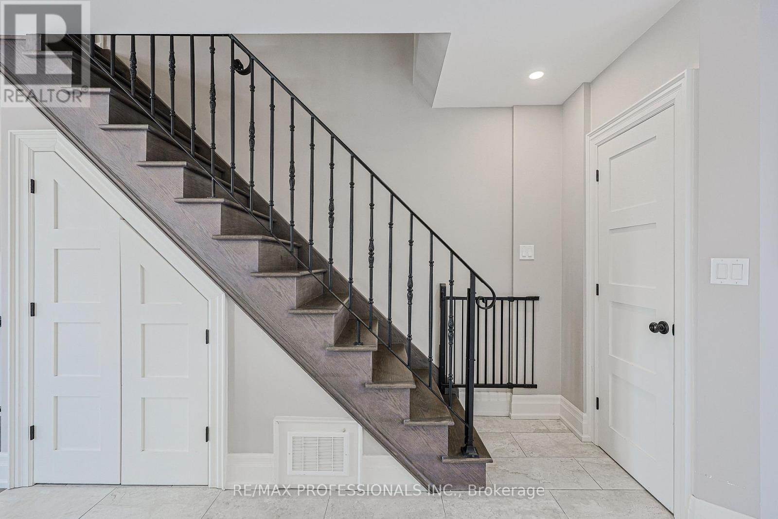 9b Harlton Crescent, Toronto, Ontario  M6M 1L2 - Photo 20 - W13034844