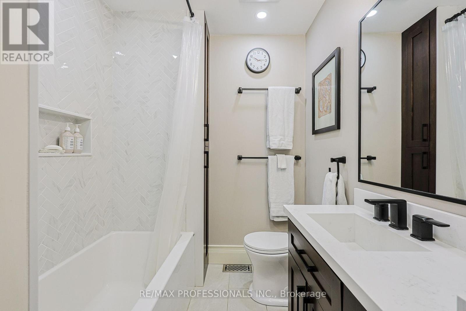 9b Harlton Crescent, Toronto, Ontario  M6M 1L2 - Photo 30 - W13034844