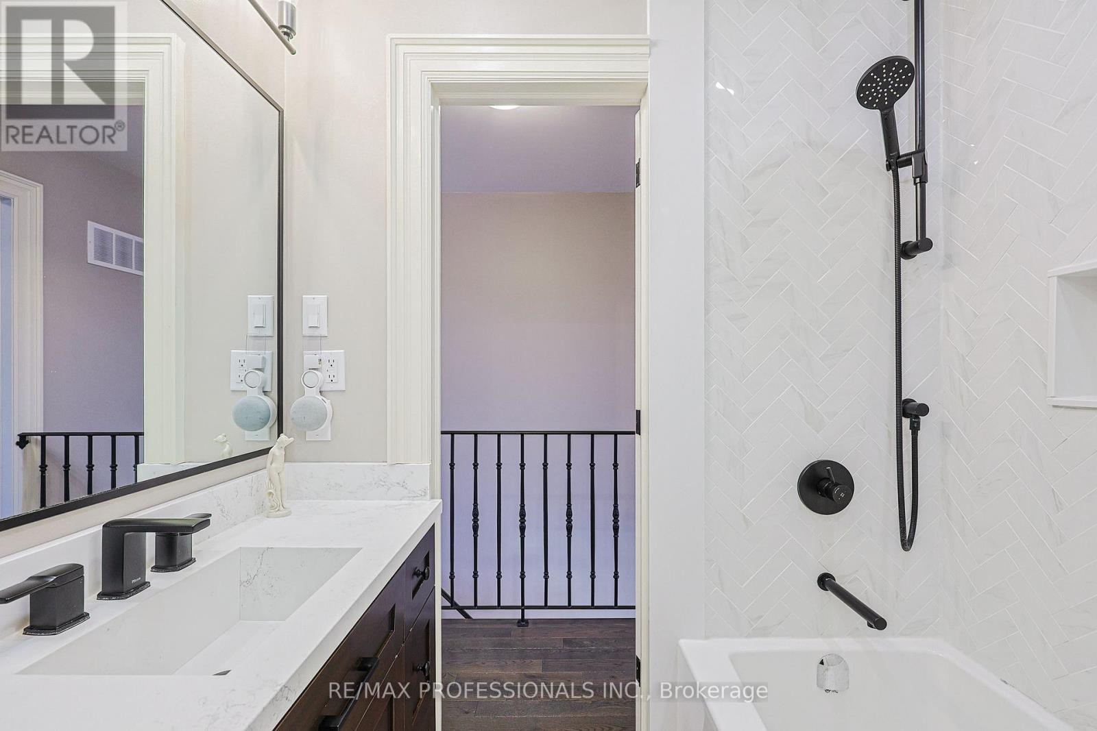 9b Harlton Crescent, Toronto, Ontario  M6M 1L2 - Photo 31 - W13034844