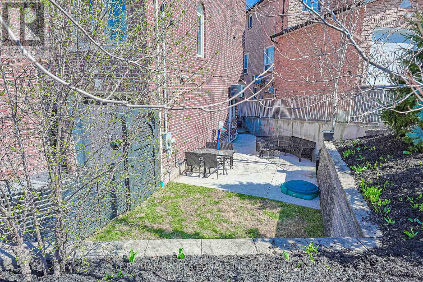 9b Harlton Crescent, Toronto, Ontario  M6M 1L2 - Photo 42 - W13034844