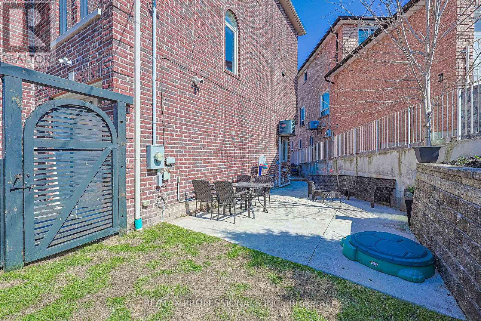 9b Harlton Crescent, Toronto, Ontario  M6M 1L2 - Photo 43 - W13034844