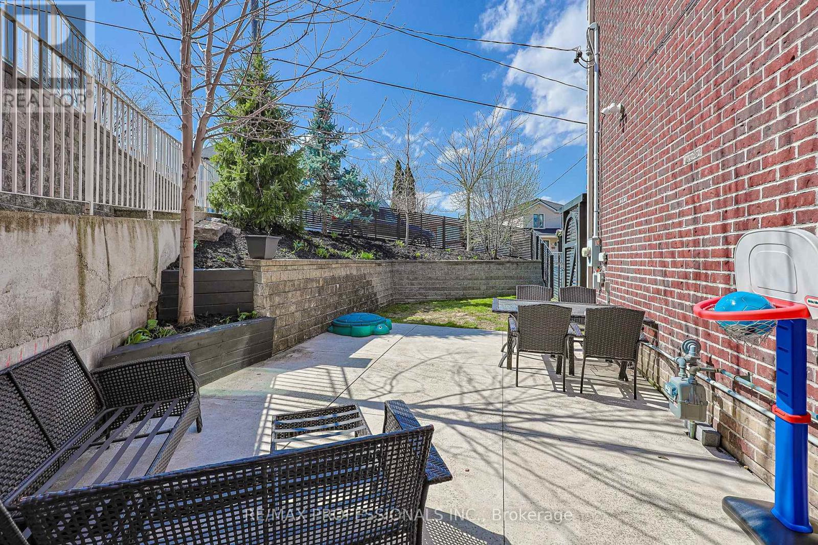 9b Harlton Crescent, Toronto, Ontario  M6M 1L2 - Photo 45 - W13034844