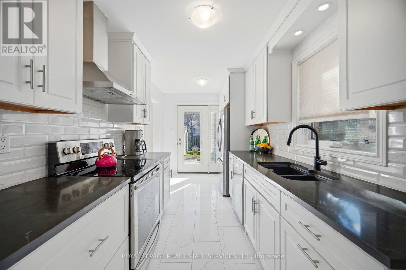 5593 Palmerston Crescent, Mississauga, Ontario  L5M 5Z8 - Photo 4 - W13034852