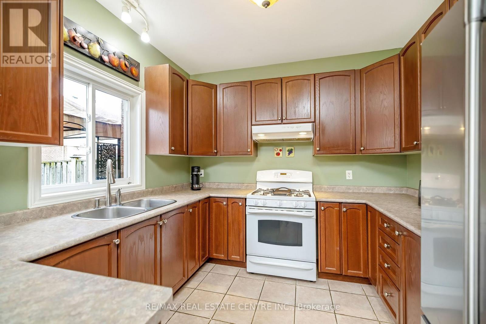 305 Teetzel Drive, Milton, Ontario  L9T 0B1 - Photo 10 - W13034928