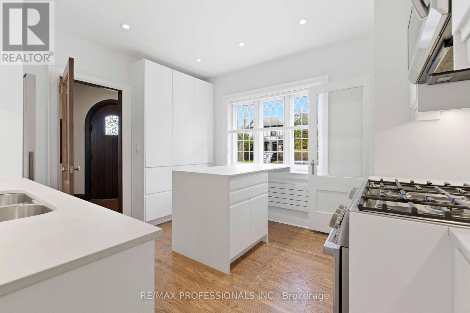 10 Edgemore Drive, Toronto, Ontario  M8Y 2M8 - Photo 16 - W13034930