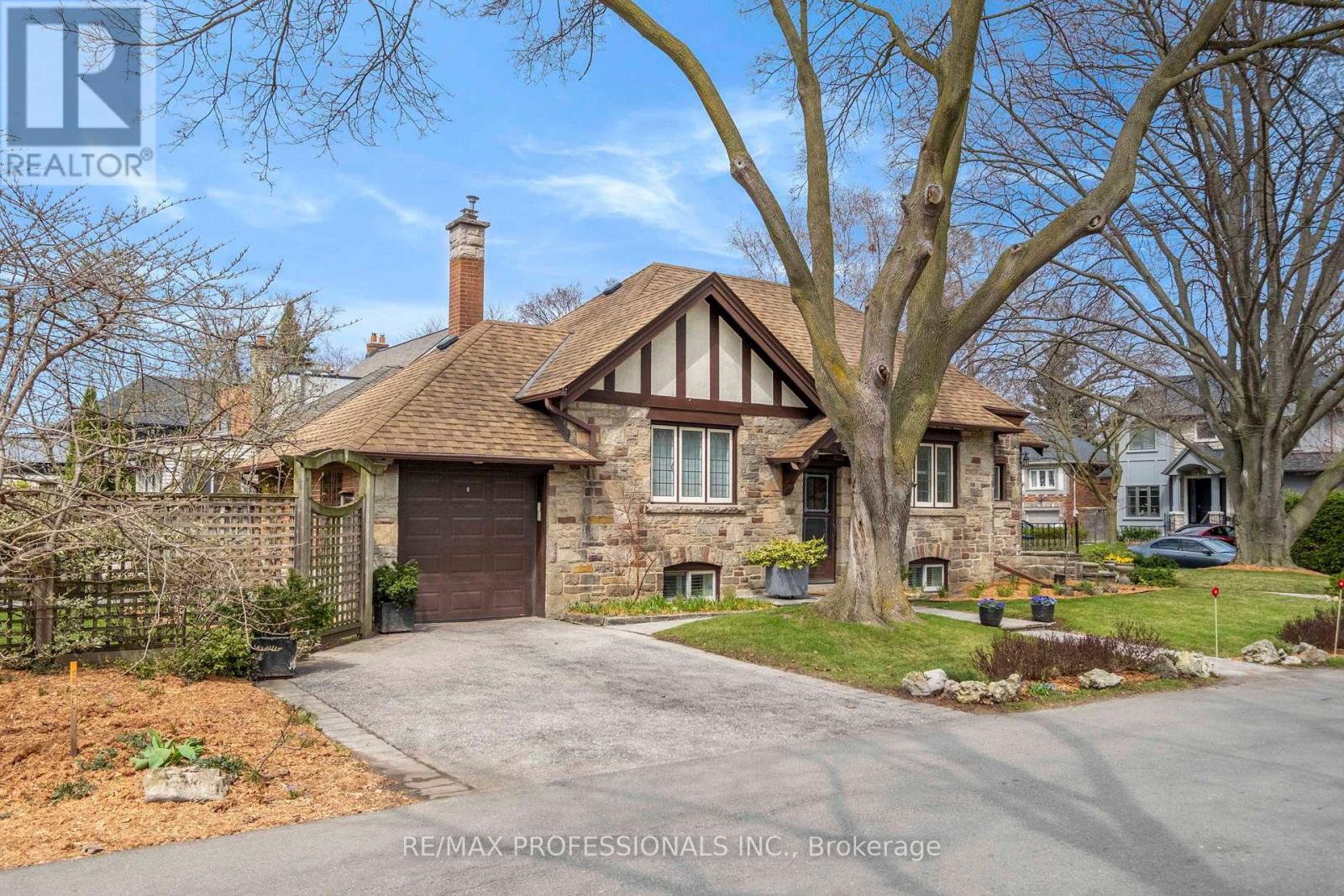 10 Edgemore Drive, Toronto, Ontario  M8Y 2M8 - Photo 2 - W13034930